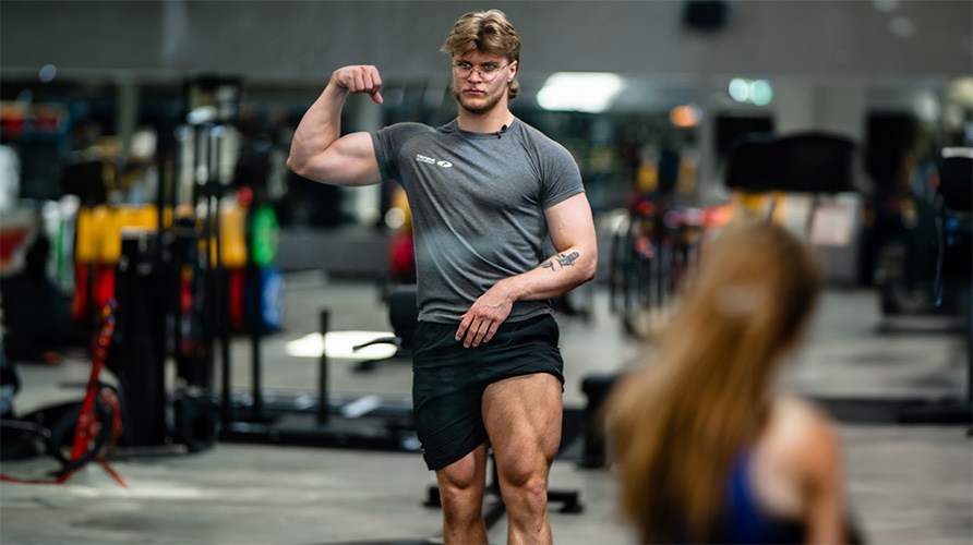 Kaveri kuntosaliympristss jnnitten jalkansa ja ktens.